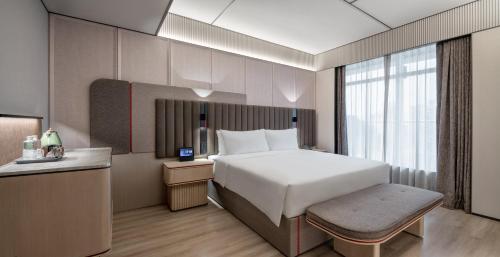 Una cama o camas en una habitación de Intercity Shenzhen Futian Huanggang with Free Mini Bar