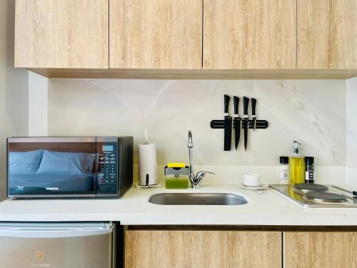 a kitchen counter with a microwave and a sink at Charming loft in the heart of Santa Barbara in Bogotá