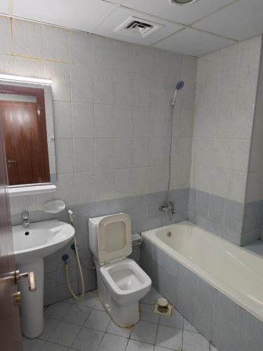 La salle de bains est pourvue de toilettes, d'une baignoire et d'un lavabo. dans l'établissement Ajman preal modren 1 bed room, à Ajman