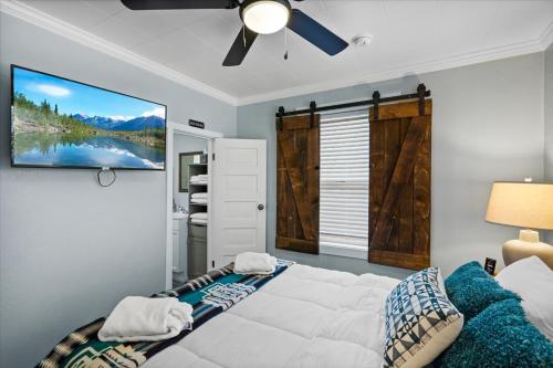 1 dormitorio con 1 cama grande y ventilador de techo en Close to Hiawatha Tr and Biking with HOT TUB en Wallace