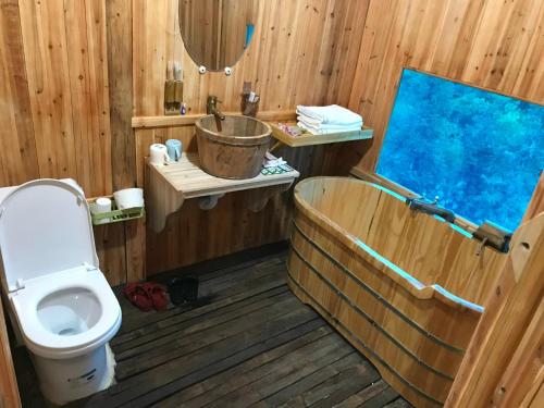 a bathroom with a toilet and a tub and a sink at Homestay Khoáng nóng Thông Nguyên in Nam Giang