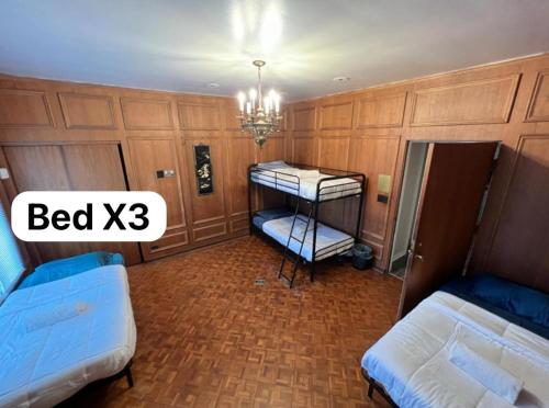 Letto o letti in una camera di Pill Hill Mansion