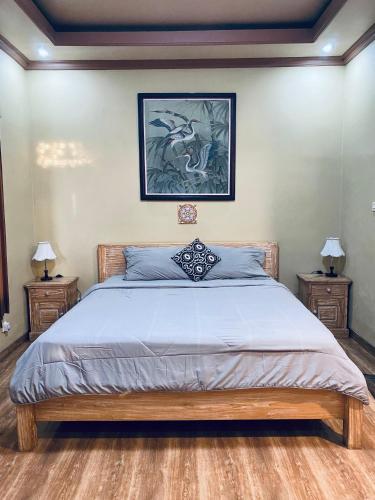 um quarto com uma cama e duas mesas de cabeceira em Lee Wong House em Ubud