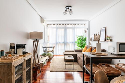 桑圖爾特西的住宿－Exclusivo "Gran Bilbao" Suite Deluxe Top Comfort，客厅配有沙发和桌子