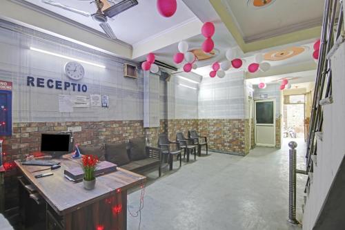 une salle d'attente avec des ballons roses au plafond dans l'établissement OYO Flagship Hotel Dream Sky Near Akshardham, à New Delhi