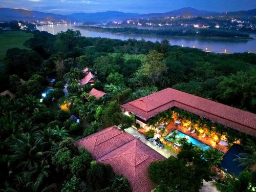 einen Blick über ein Haus mit Pool in der Unterkunft Siam Tara Resort Chiangkhong in Chiang Khong