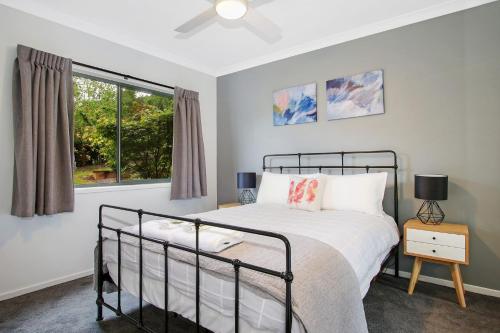布赖特Always Bright - A Bright Escape的一间卧室，里面有一张床和一扇窗户。