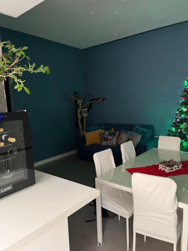 - un salon avec un arbre de Noël, une table et des chaises dans l'établissement Il loft, à Naples