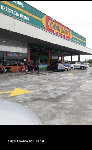 a car dealership with cars parked in a parking lot at The 88 Homestay in Batu Pahat