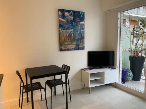 Televízia a/alebo spoločenská miestnosť v ubytovaní Cozy apartment with nice terrace