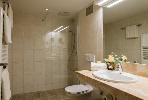 W łazience znajduje się umywalka i prysznic. w obiekcie Hotel König w Pasawie