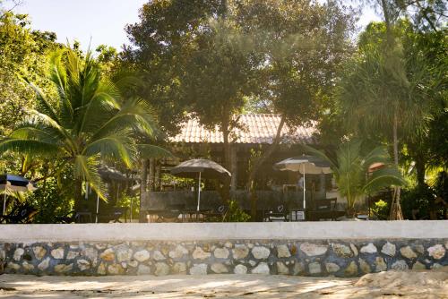 Κήπος έξω από το Barefoot Project formerly Baan Klong Kleng