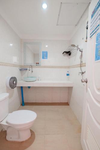 タオ島にあるRevolution Koh Taoのトイレと洗面台付きのバスルーム