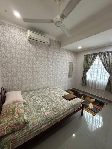 1 dormitorio con 1 cama y aire acondicionado en Embun Selasih Homestay, en Pasir Gudang