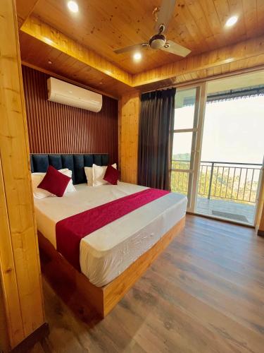 um quarto com uma cama e uma grande janela em The Walnaut Kasauli em Kasauli