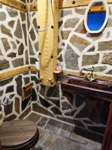 ein Steinbad mit einem WC und einem Waschbecken in der Unterkunft Сияние in Smoljan