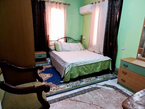 ein kleines Schlafzimmer mit einem Bett und einem Fenster in der Unterkunft حدائق اكتوبر in Madinat as-Sadis min Uktubar