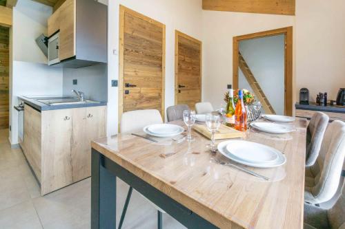 eine Küche und ein Esszimmer mit einem Tisch und Stühlen in der Unterkunft Chalet la Parrachée in Lanslebourg-Mont-Cenis