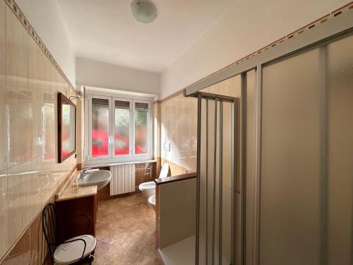 uma casa de banho com um WC, um lavatório e uma janela em Casa COCO em Imperia