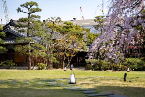 尾道市にあるRyokan尾道西山の建物前の円錐形の庭