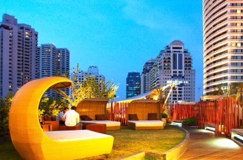 Svetainės erdvė apgyvendinimo įstaigoje Le Fenix Sukhumvit 11 Bangkok