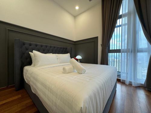 Postel nebo postele na pokoji v ubytování Royce KLCC Kuala Lumpur City Centre by Dormeo Destinations