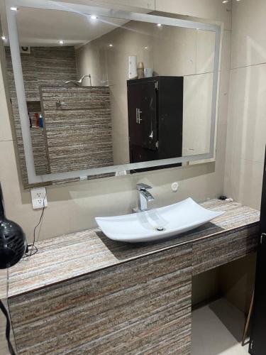 a bathroom with a sink and a large mirror at La casa de Mickey in Ciudad Juárez