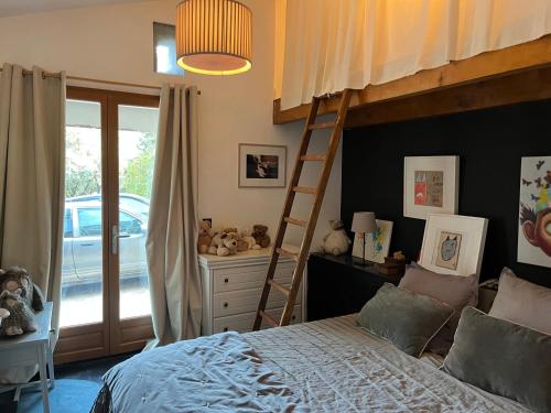 Photo de la galerie de l'établissement Charmante dépendance avec jardin dans Domaine privé à 10 mn d’Aix en PCe, à Saint-Marc-Jaumegarde