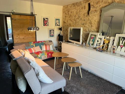 Photo de la galerie de l'établissement Charmante dépendance avec jardin dans Domaine privé à 10 mn d’Aix en PCe, à Saint-Marc-Jaumegarde