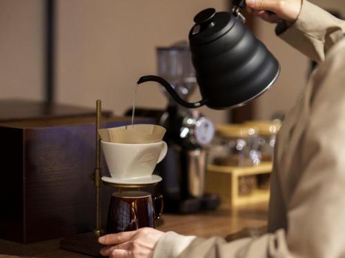 Příslušenství pro přípravu čaje a kávy v ubytování Ryokan Onomichi Nishiyama