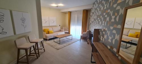 a living room with a couch and a table and chairs at BYS SANTA FE APARTAMENTOS TURISTICOS in Lorca