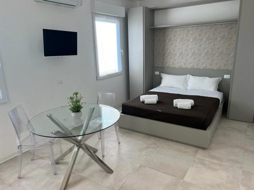 1 dormitorio con cama y mesa de cristal en STRUTTURA DINI B en Padova