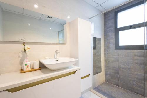 a bathroom with a sink and a shower at Al Dana Paradise Luxury Villas Palm Fujairah Sea View in Fujairah