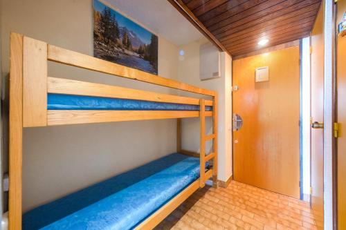 Cette chambre dispose de lits superposés et de 2 lits superposés. dans l'établissement Piolit andCo - Studio vue montagne, à Ancelle