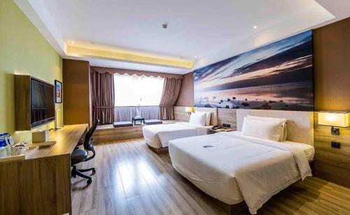 Una televisión o centro de entretenimiento en Atour Hotel Shanghai Xinzhuang