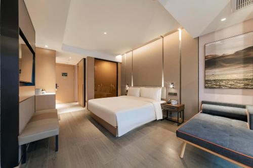 桂林的住宿－桂林两江四湖象鼻山亚朵酒店，卧室配有白色的床和沙发