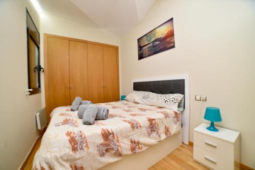 1 dormitorio con 1 cama con manta y mesita de noche en Encantador Atico cerca de Caldea HUT 6793, en Escaldes-Engordany