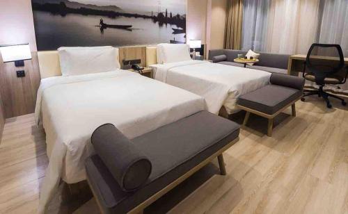 Ένα ή περισσότερα κρεβάτια σε δωμάτιο στο Atour Hotel Potala Palace Lhasa