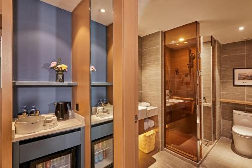 廈門市にあるAtour Hotel Xiamen International Conference & Exhibition Centerのバスルーム(トイレ、洗面台、シャワー付)