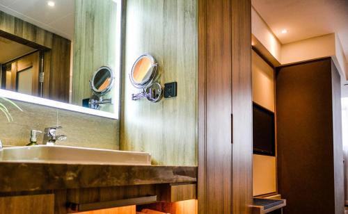 uma casa de banho com um lavatório e um espelho em Atour Hotel Chongqing Jiefangbei em Chongqing