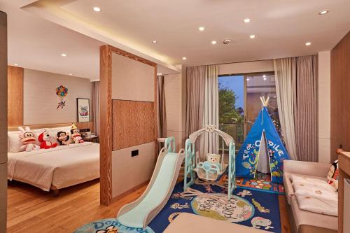 廈門市にあるAtour Hotel Xiamen International Conference & Exhibition Centerの子供用ベッドルーム(ベッド1台、ブランコ付)
