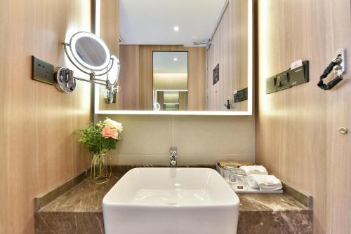 y baño con lavabo y espejo. en Atour Light Hotel Shenyang Tiexi Plaza Wanxianghui en Shenyang