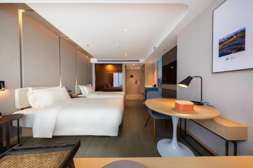 Una cama o camas en una habitación de Atour Hotel Kunming Hi-tech Wuyue Plaza