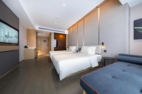 廣州的住宿－广州荔湾滘口地铁站亚朵酒店，酒店客房,设有两张床和一张沙发
