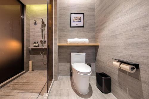 een badkamer met een toilet en een douche bij Atour Hotel Kunming Hi-tech Wuyue Plaza in Kunming