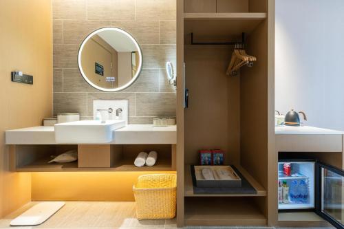 濱海的住宿－天津滨海三大街MSD亚朵酒店，一间带水槽和镜子的浴室
