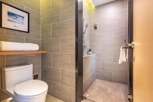 Un baño de Atour Hotel Huangshan Tunxi Old Street Xin an River