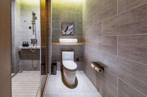 uma casa de banho com um WC e um chuveiro em Atour Hotel Shanghai Wujiaochang Daxue Road em Xangai