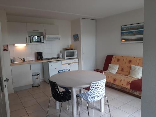 a kitchen and living room with a table and chairs at Appartement Capbreton, 3 pièces, 4 personnes - FR-1-239-453 in Capbreton