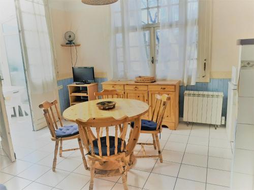 une cuisine avec une table et des chaises et une télévision dans l'établissement Appartement cosy 4 pers, proche plage et commerces, Capbreton - FR-1-239-887, à Capbreton